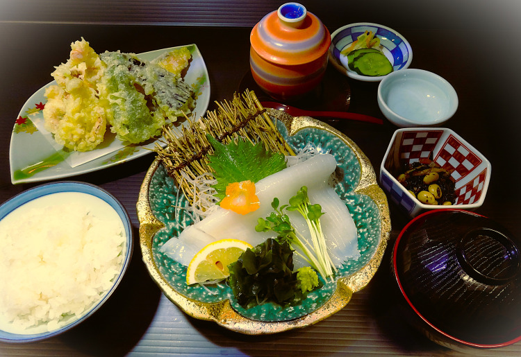 イカ刺と下足天の定食